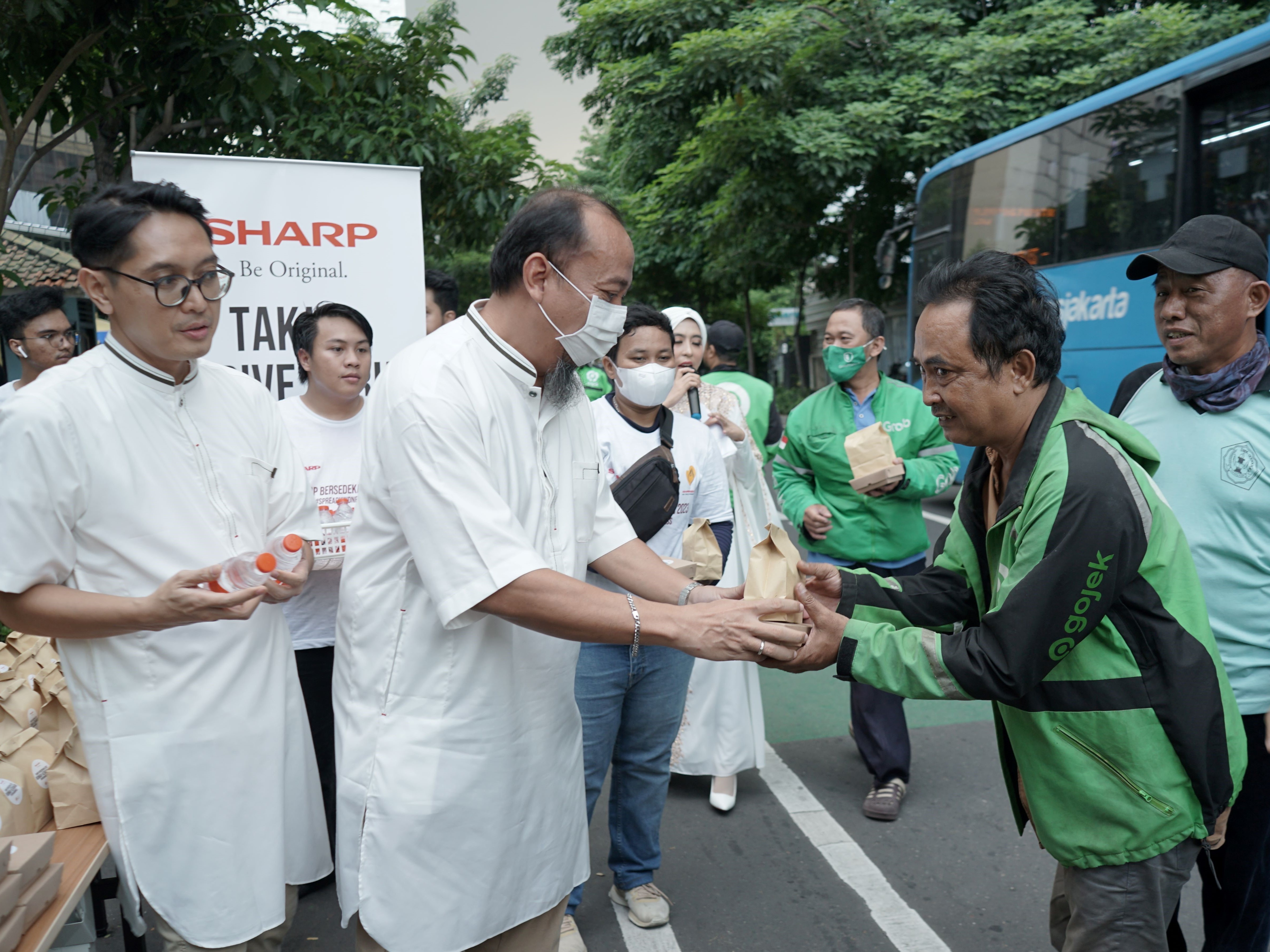Andry Adi Utomo (dua dari kiri) dan Pandu Setio (kiri).