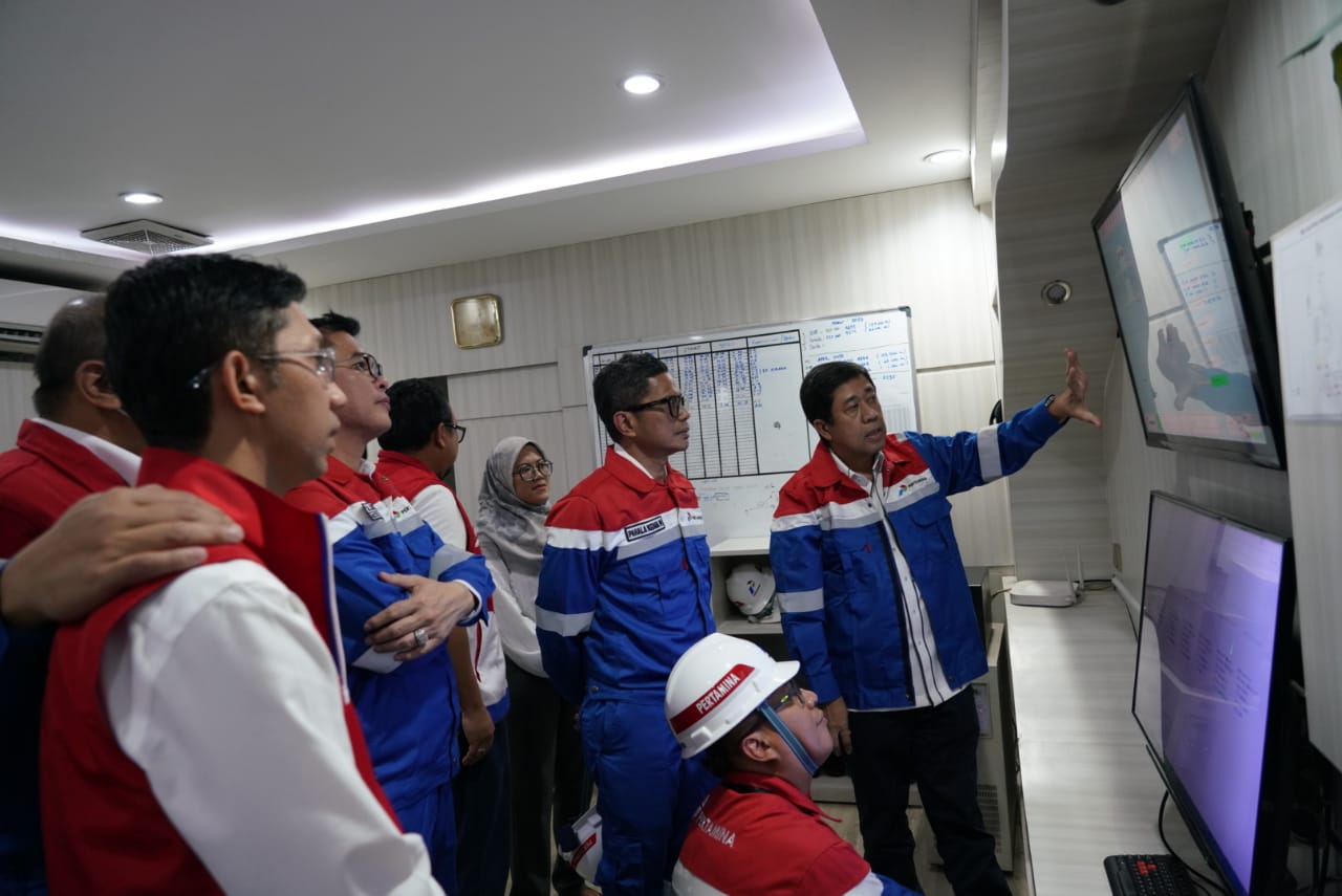 Wakil Komisaris Utama Pertamina Pahala Mansury dan Direktur Utama Pertamina Patra Niaga Alfian Nasution saat meninjau sarana dan fasilitas. 