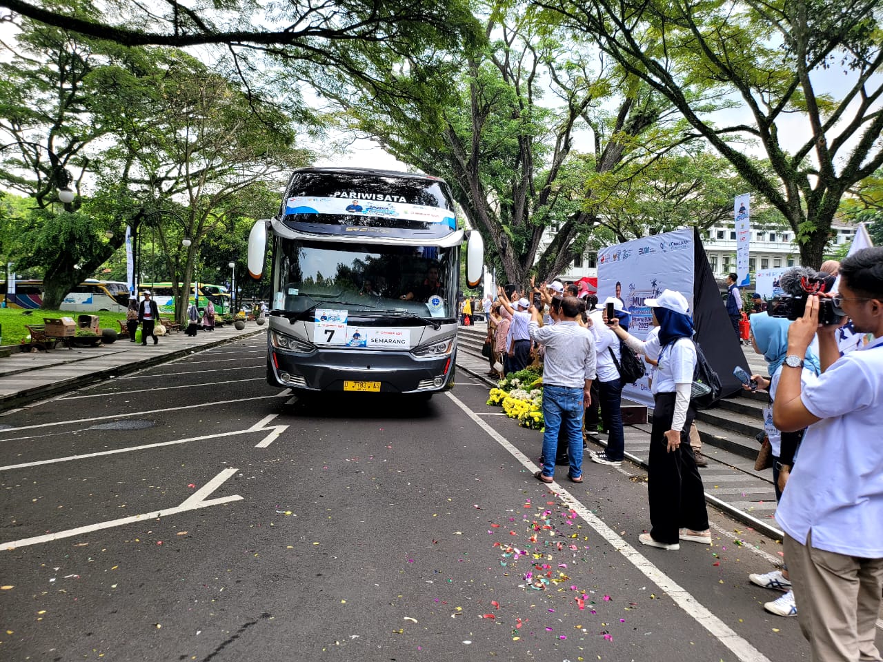 Bus-bus membawa pemudik dari Bandung ke sejumlah kota dalam program mudik gratis yang digelar Defend. ID dan Pemkot Bandung