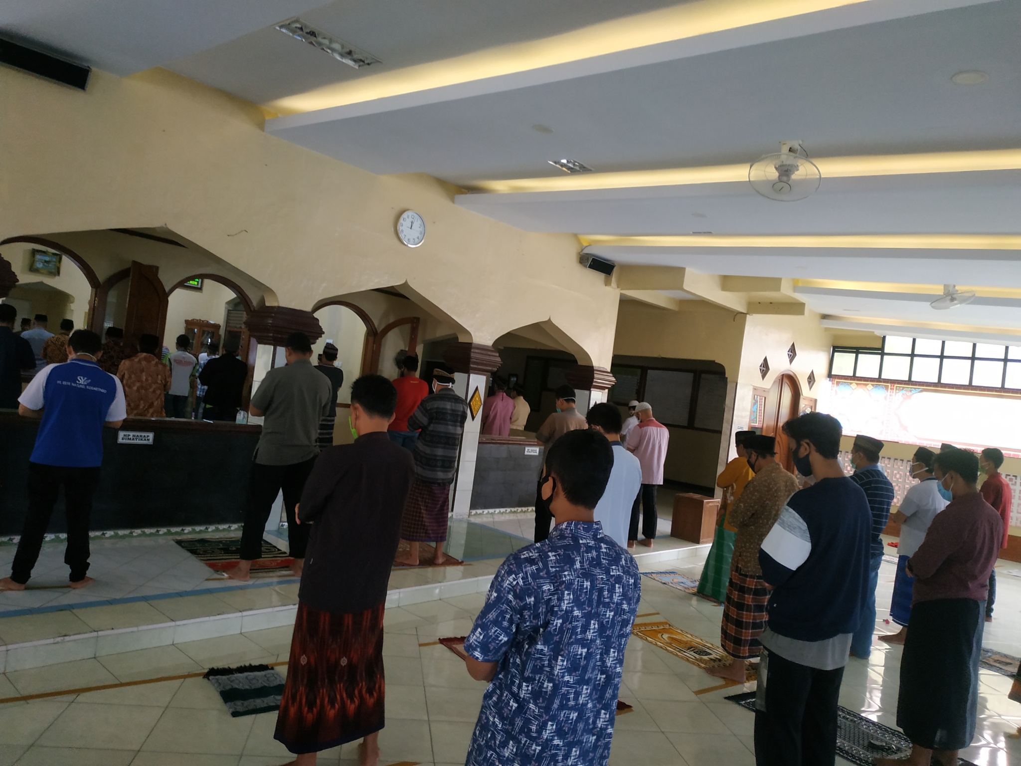 Warga tengah menunaikan ibadah salat di salah satu masjid di Kota Yogyakarta