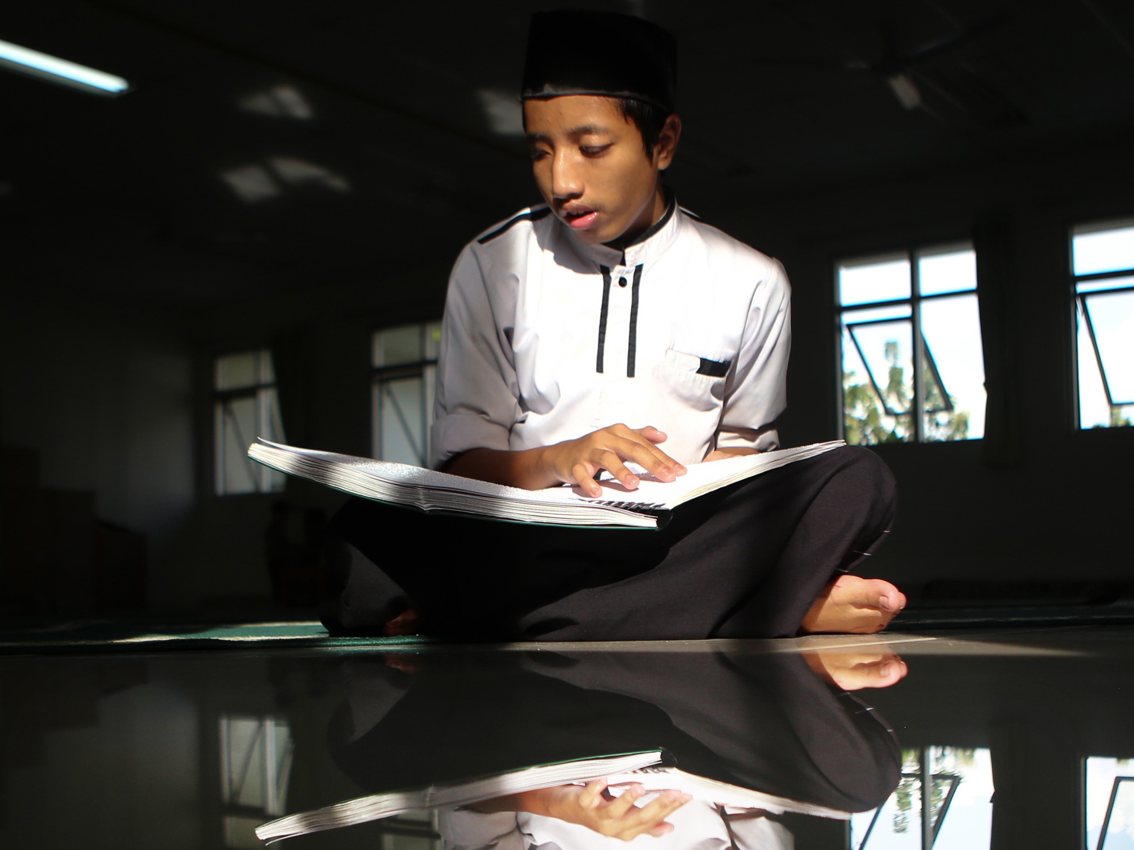Santri penyandang disabilitas tunanetra mengikuti tadarus Al-Qur'an braille di Pesantren Tunanetra Raudlatul Makfufin, Setu, Tangsel.