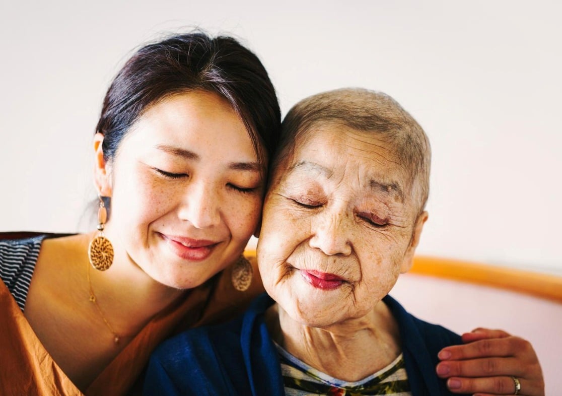 Ilustrasi. Seorang perempuan yang memiliki hubungan erat dan harmonis dengan ibundanya.