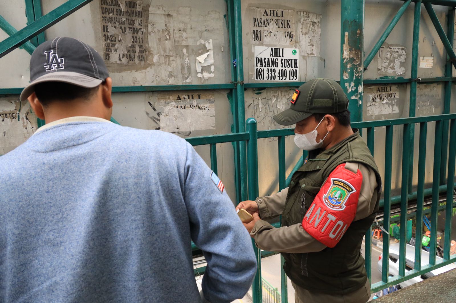 Satpol PP Kota Bekasi melakukan raza gepeng dan PMKS