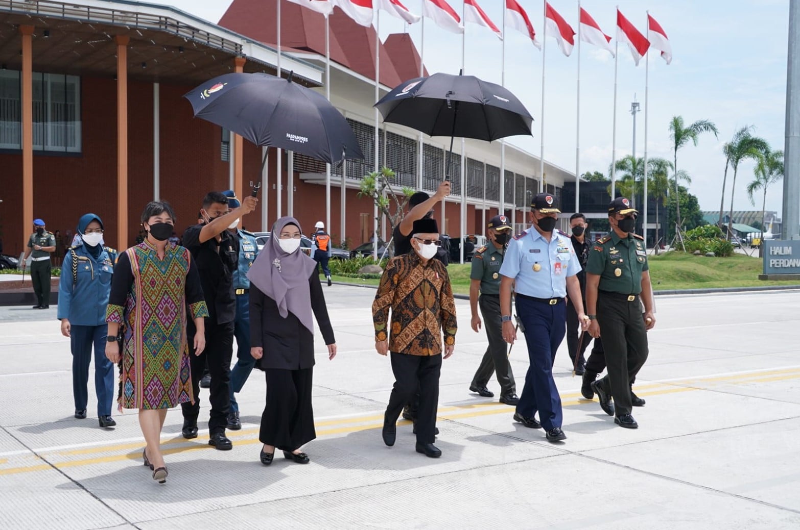 Wapres Ma'ruf Amin (tengah) bersama Wury saat akan bertolak ke Gorontalo.