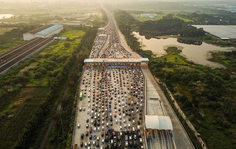 PT Jasa Marga mulai menerapkan sistem one way pada Tol Trans Jawa siang ini.