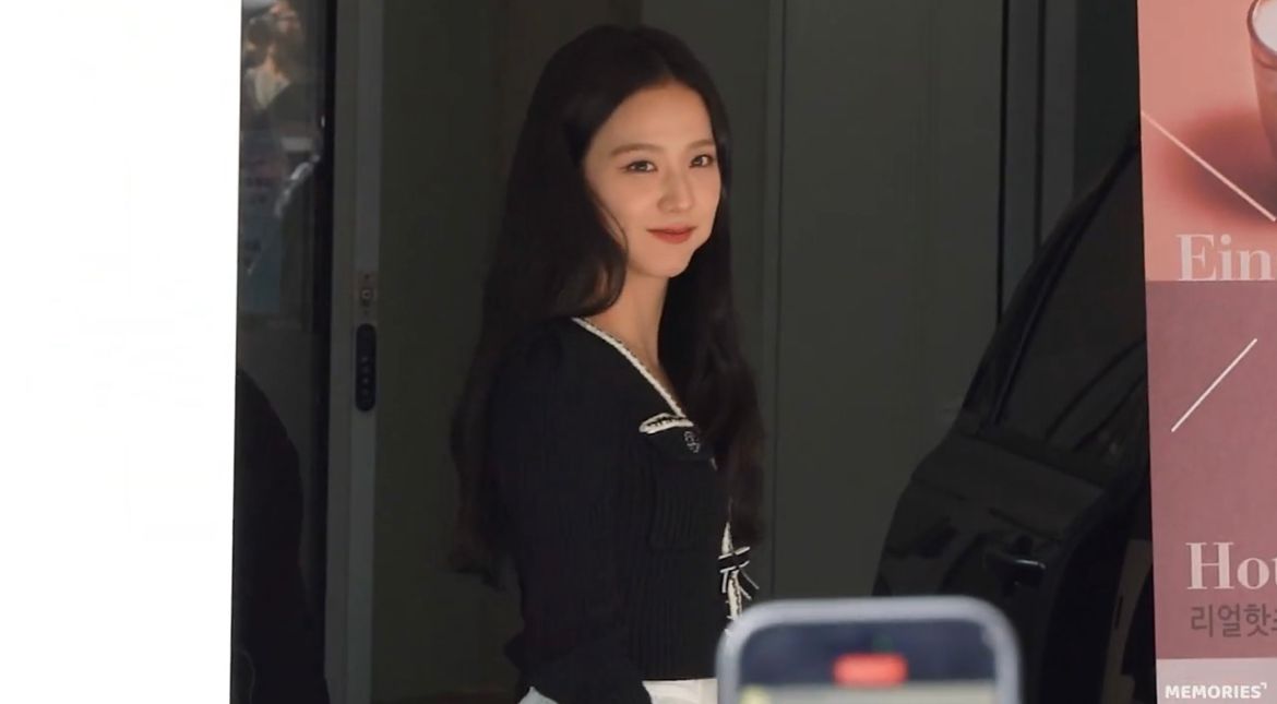 Jisoo Blackpink sebelum countcown peluncuran video musik Flower, Jumat (31/3/2023)