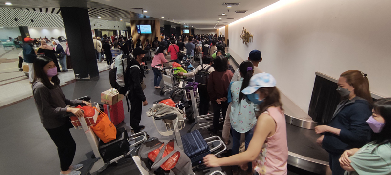 Peningkatan penumpang di Banda Juanda, Jawa Timur, mulai terlihat.