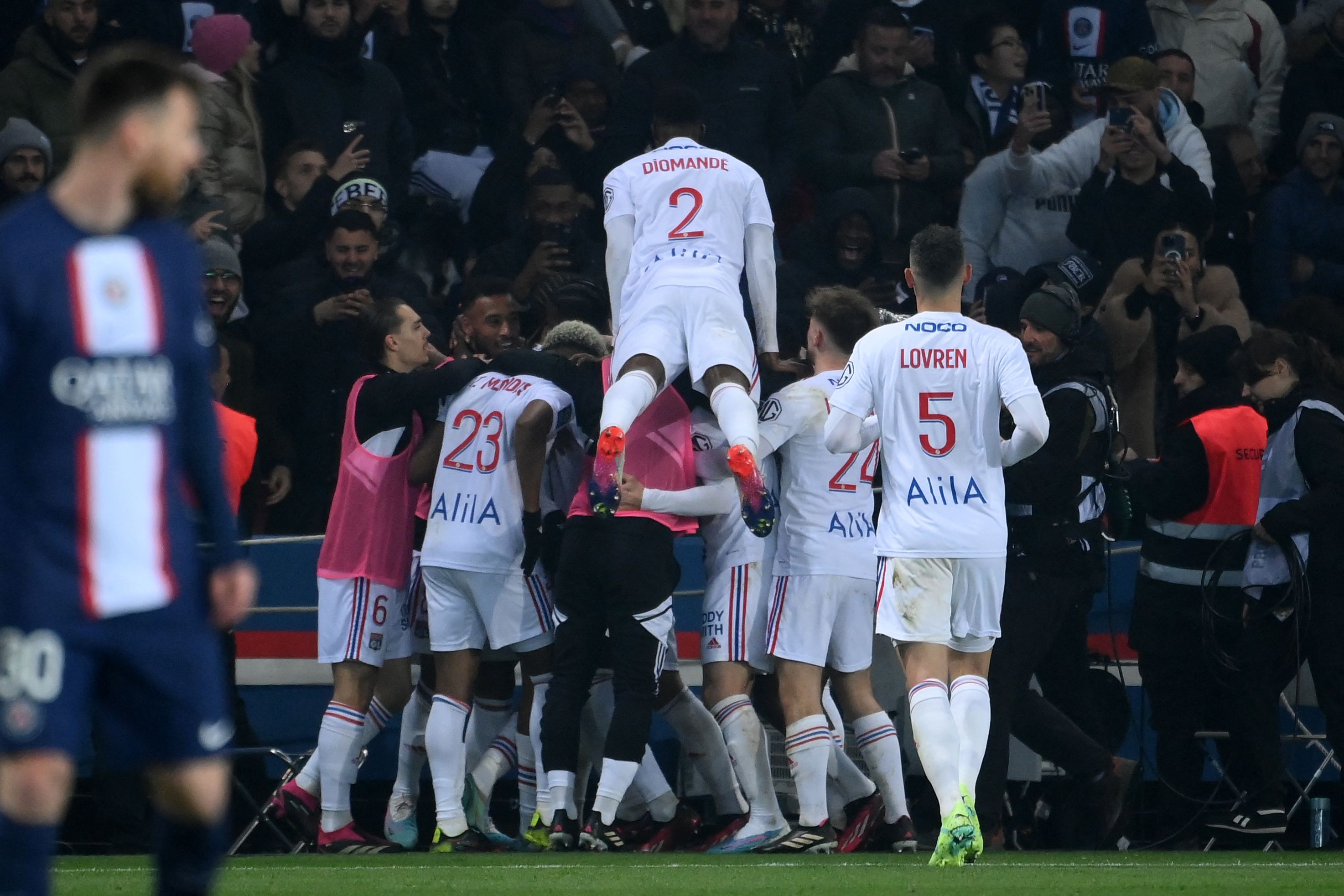 Para pemain Lyon melakukan selebrasi usai mencetak gol ke gawang PSG di laga Ligue 1.