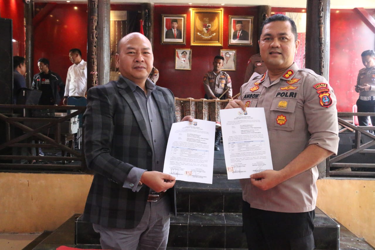 Bupati Tapanuli Utara Nikson Nababan menyerahkan hibah peralatan komputer pendukung tilang elektronik ke Polres setempat. 