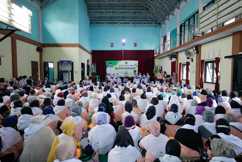 Sejumlah ibu di Kabupaten Kuningan berkegiatan di bulan suci dengan melaksanakan salawat