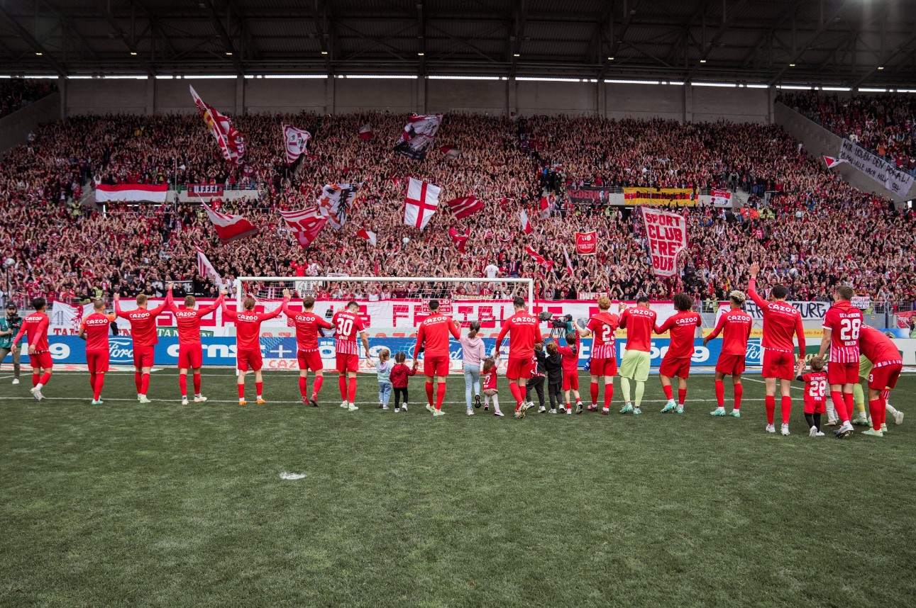 Para pemain Freiburg menyapa pendukung mereka usai mengalahkan Schalke di laga Bundesliga.