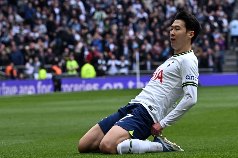 Pemain Tottenham Hotspur Son Heung Min melakukan selebrasi selepas mencetak gol ke gawang Brighton, Sabtu (8/4) malam WIB.