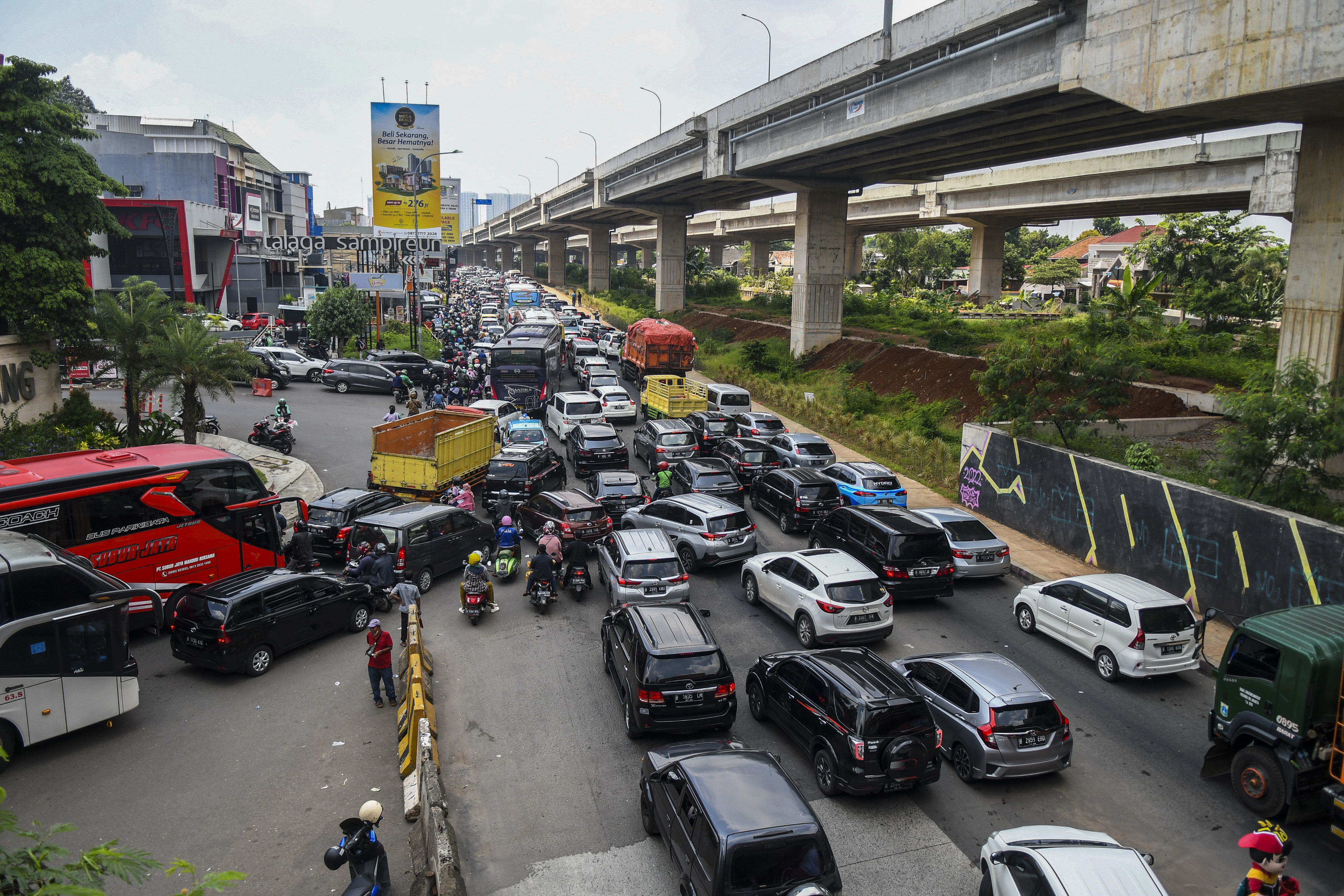 Sejumlah kendaraan terjebak kemacetan di Jalan Raya Kalimalang, Bekasi, Jawa Barat,