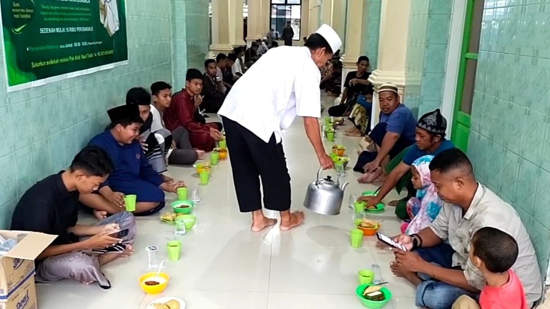 Menengok Tradisi Buka Puasa di Masjid Raya Donggala.