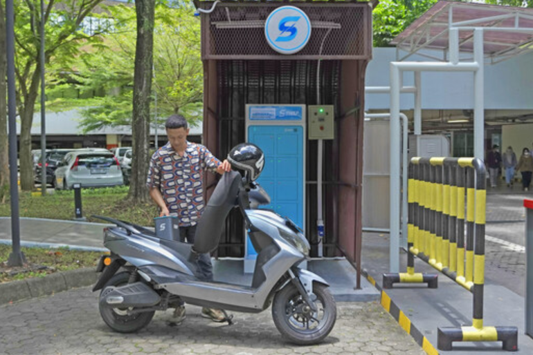 Pengguna Smoot Motor mengganti baterai.