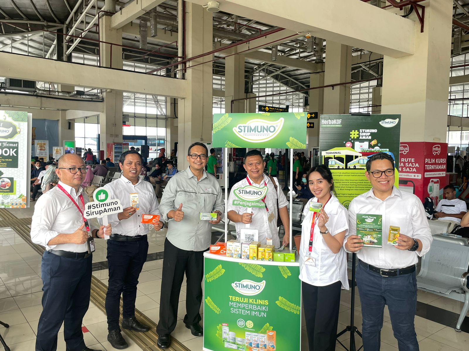 Marketing and Sales Director of Consumer Health Dexa Medica Maret Yudianto (ketiga dari kiri) bersama tim Dexa Medica.