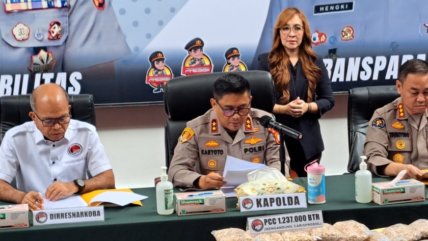 Kapolda Metro Jaya Irjen Karyoto memberikan keterangan pengungkapan bandar narkoba pil pcc di Tangerang Banten