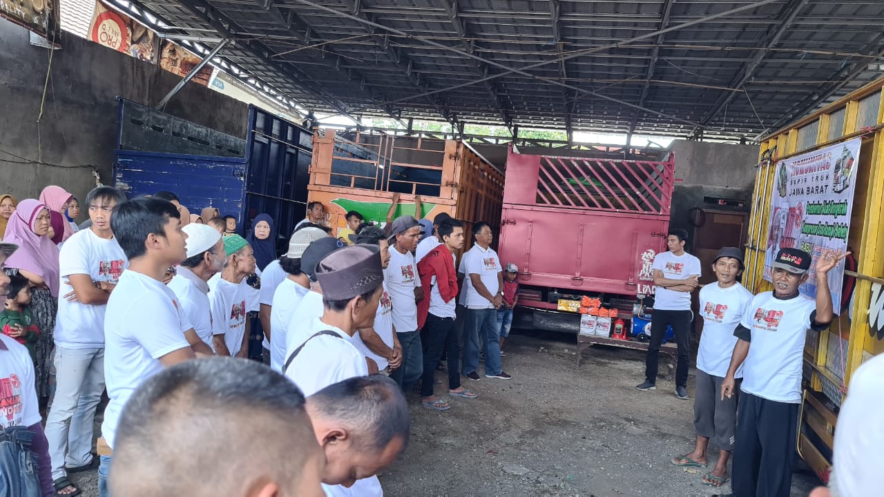 KST pendukung Ganjar Pranowo meminta kepada rekan sopir truk lain untuk meningkatkan kewaspadaan dan kesiapan kendaraan di Sukabumi, Jabar.