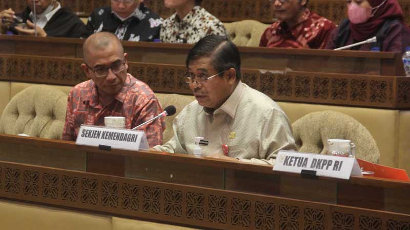 Sekjen Kemdagri (kanan) ingatkan ASN hidup sederhana atau pilih pekerjaan lain.