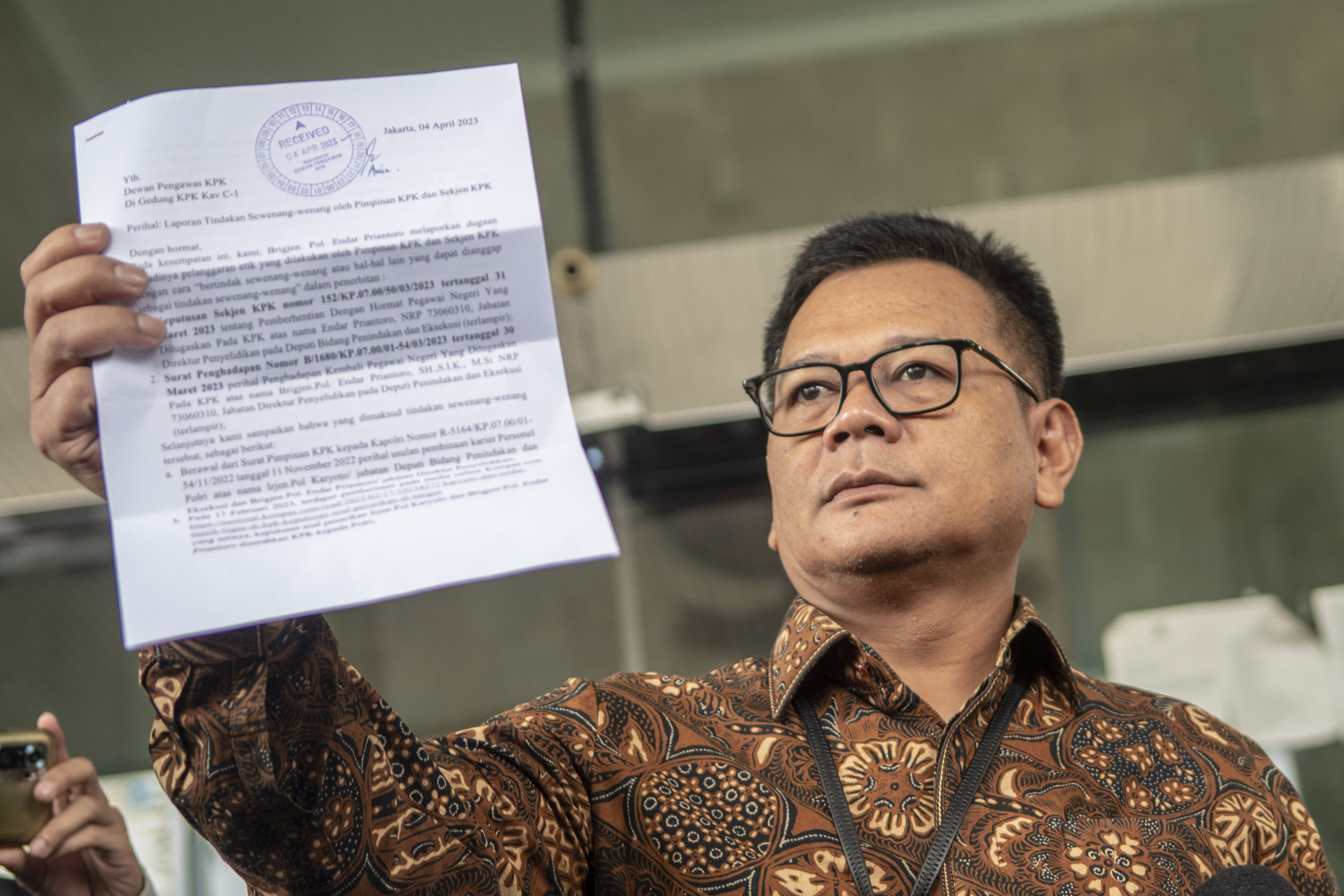Endar Priantoro memperlihatkan surat pemberhentiannya sebagai Direktur Penyelidikan KPK