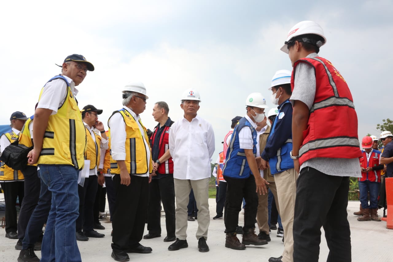 Menko PMK Muhadjir Effendy (tengah) saat meninjau proyek pembangunan Tol Cisumdawu, Minggu (9/4).