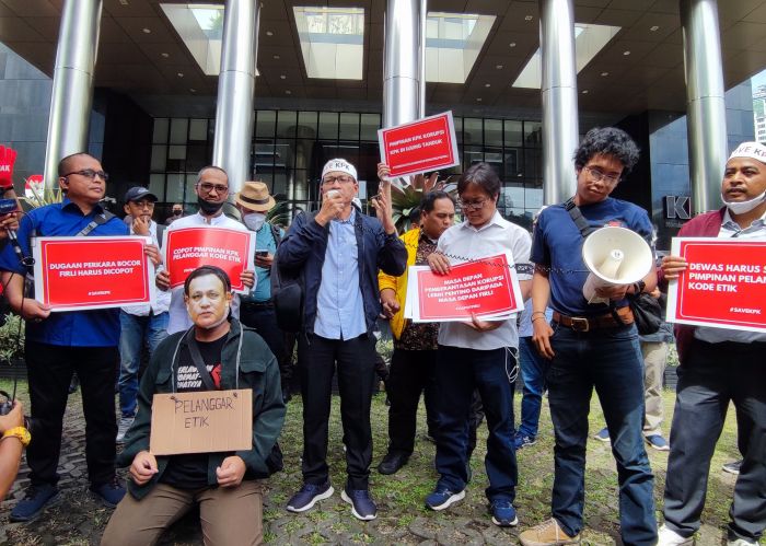 Koalisi Masyarat Sipil Antikorupsi melakukan aksi unjuk rasa di Gedung Merah Putih KPK, Rasuna Said, Jakarta, Senin (10/4).