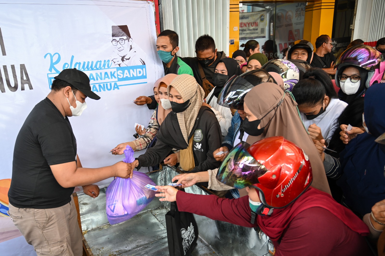 Relawan Dangsanak Sandi Banua membagikan paket sembako murah kepada warga Banjarmasin, Kalimantan Selatan