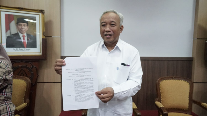 Direktur Reputasi Akademik UNS, Dr Sutanto menunjukkan Pemerndikbudristek 24/2023 berisi pembekuan MWA.
