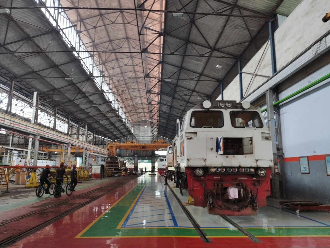 Sebuah lokomotif sedang diperbaiki di Balai Yasa Yogyakarta