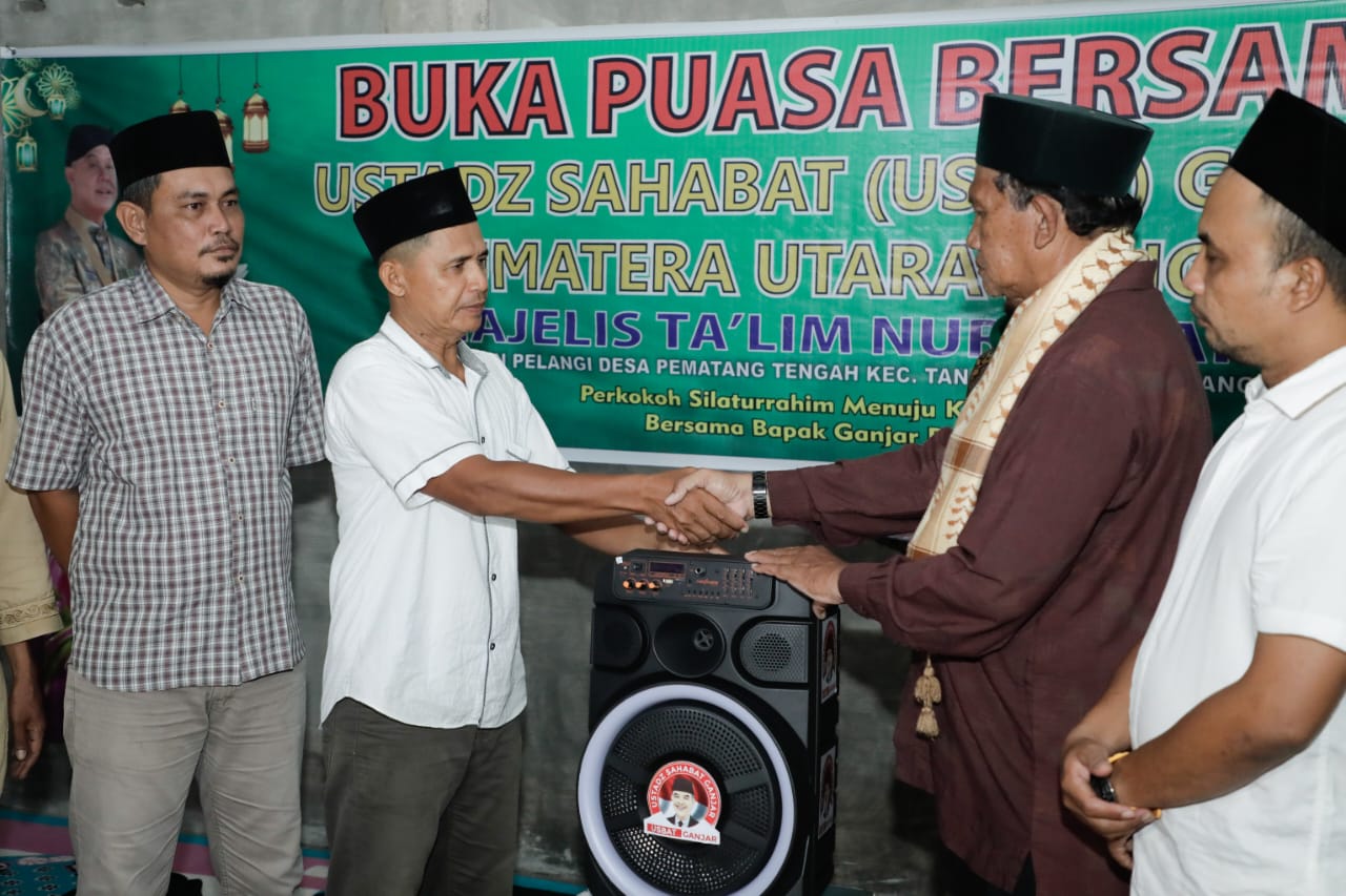 Pemimpin Usbat Ganjar Sumut menyerahkan bantuan mushaf Quran