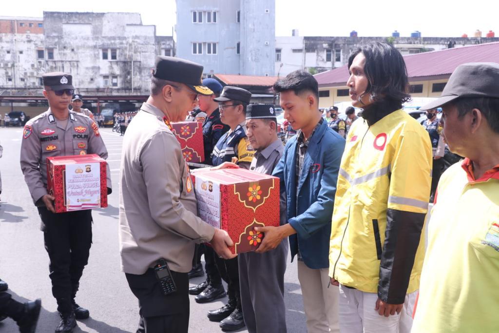 Kapolda Sumatra Selatan Irjen A Rachmad Wibowo menyerahkan paket sembako kepada warga