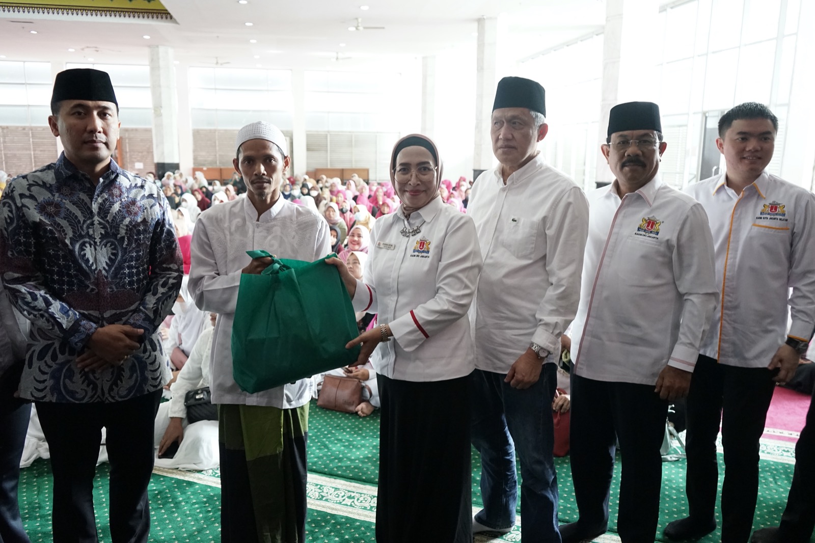 KADIN DKI Jakarta membagian paket sembako ke warga Jakarta Timur