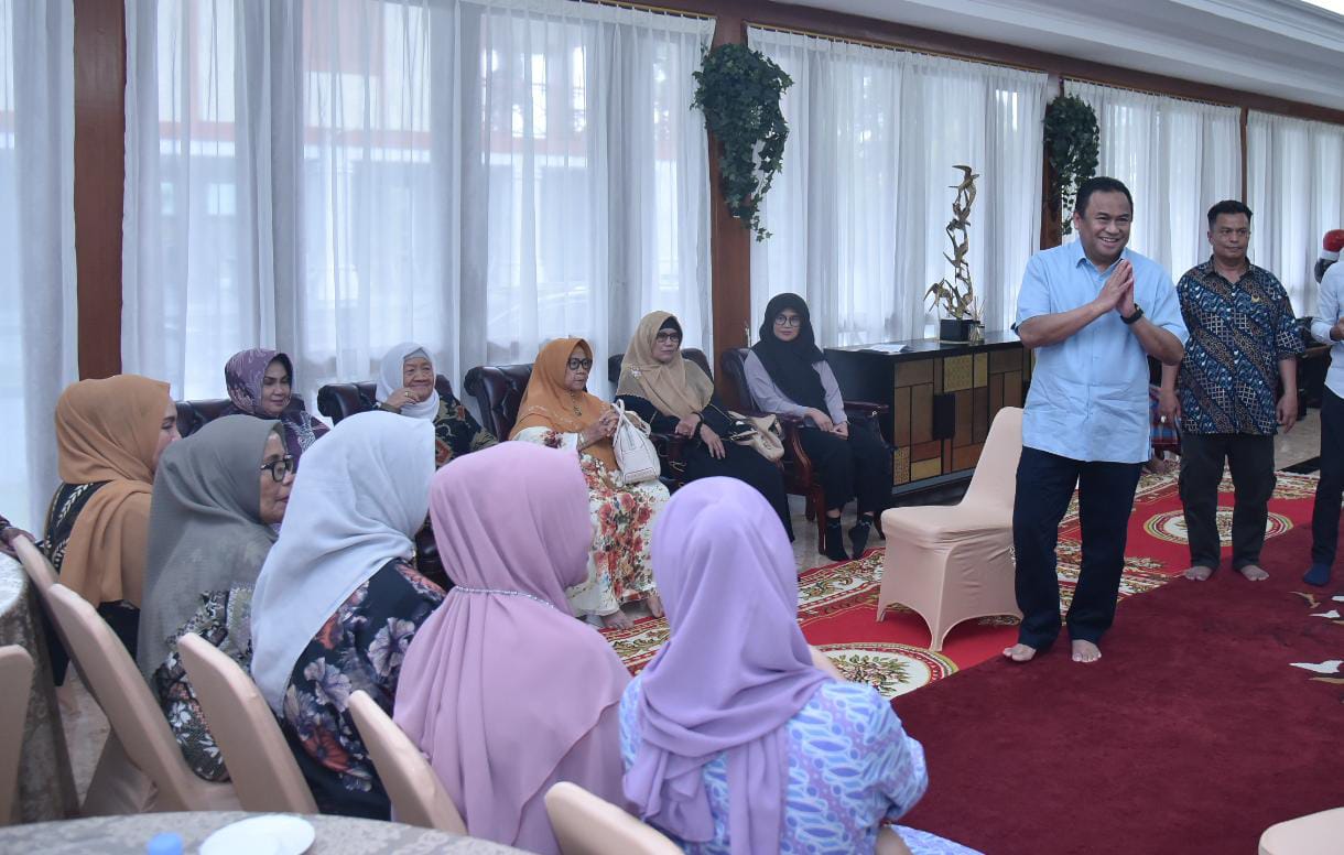 Wakil Ketua DPR RI Rachmat Gobel berbuka puasa dengan janda para pahlawan dari Gorontalo.