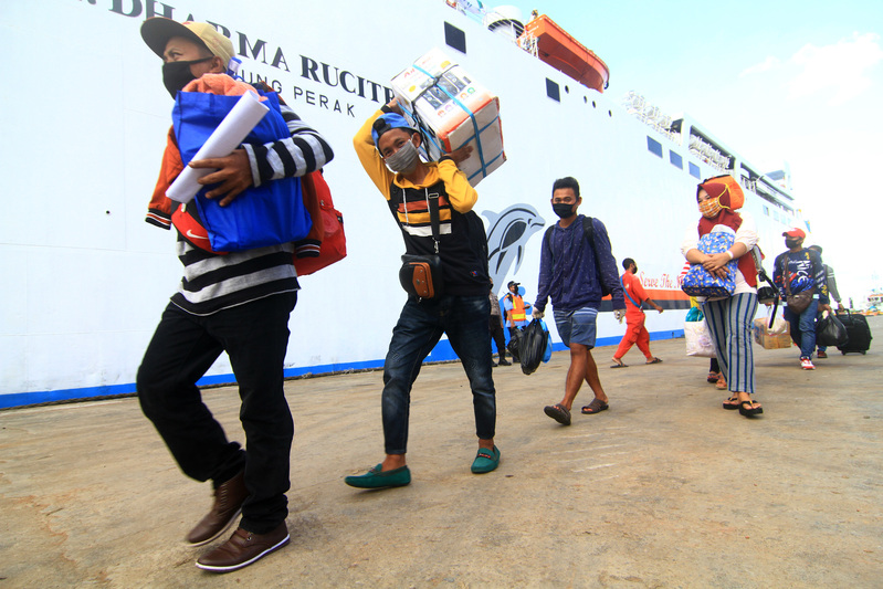 Sejumlah Pekerja Migran Indonesia (PMI) berjalan menuju kapal di Pelabuhan Dwikora, Pontianak.
