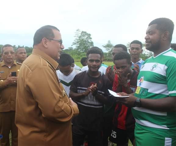 Penjabat Gubernur Papua Barat Daya Mohammad Musa'ad menyerahkan dana pembinaan kepada atlet olahraga
