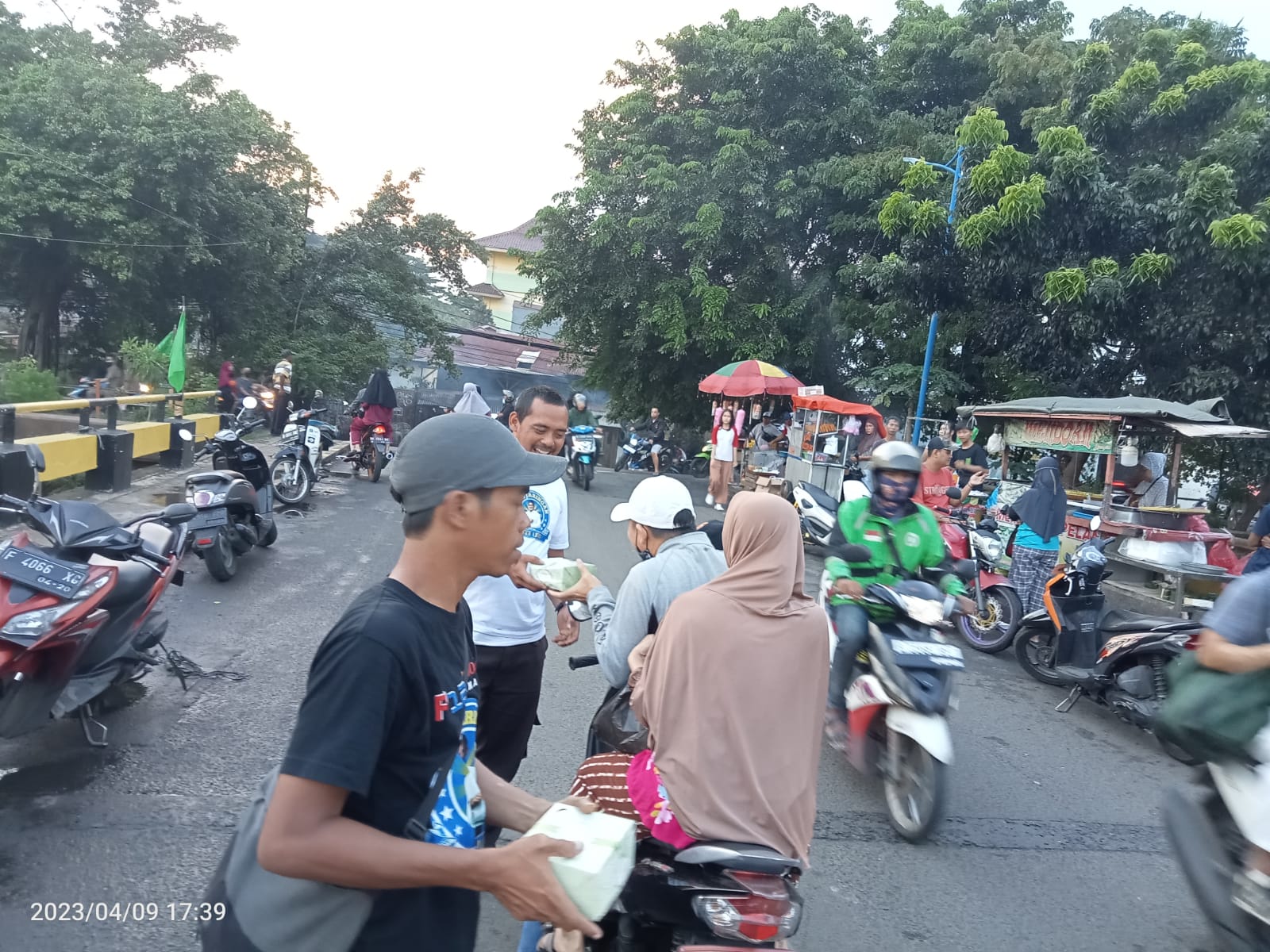 Sukarelawan Sandiaga Uno Bagikan Ratusan Takjil di Jakarta Barat 