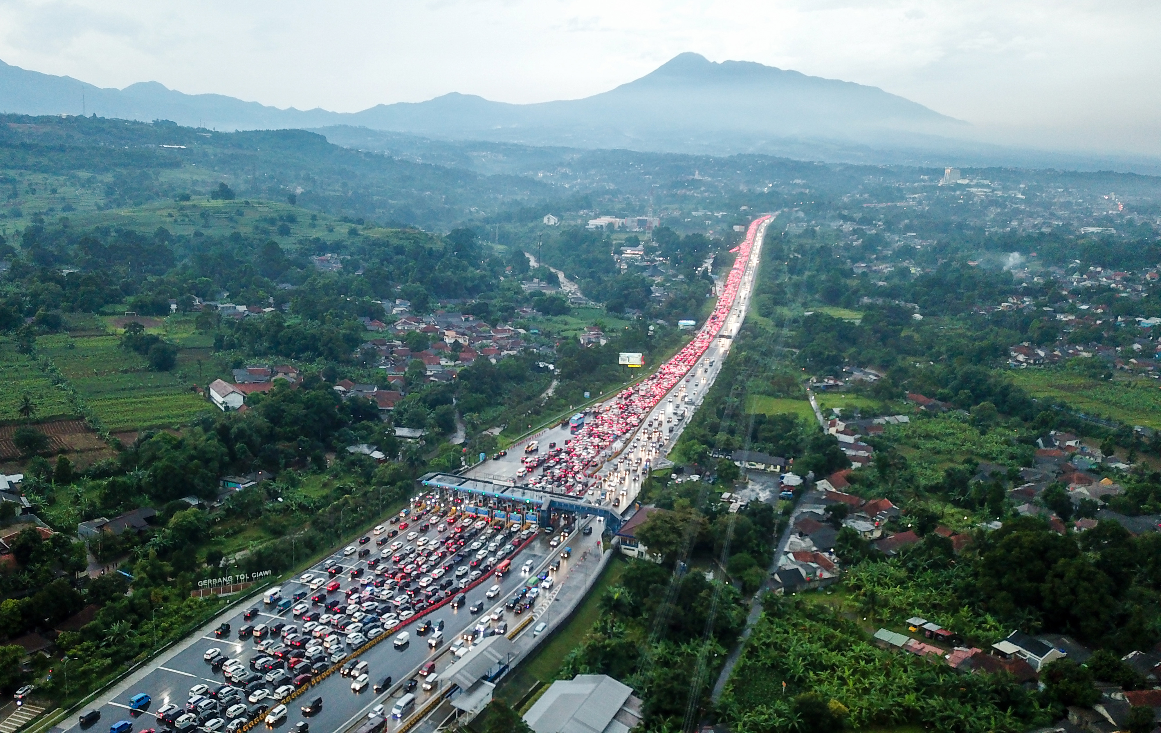 Foto udara ribuan kendaraan terjebak kemacetan di pintu keluar Tol Ciawi, Kabupaten Bogor