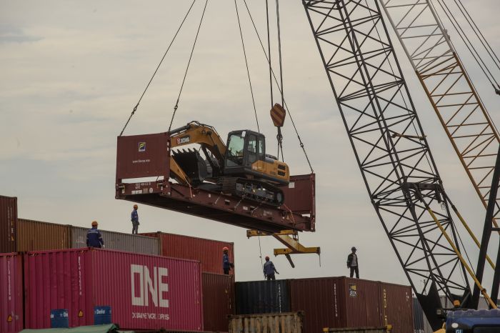 Pekerja melakukan bongkar muat peti kemas di pelabuhan peti kemas Batu Ampar, Batam, Kepulauan Riau.