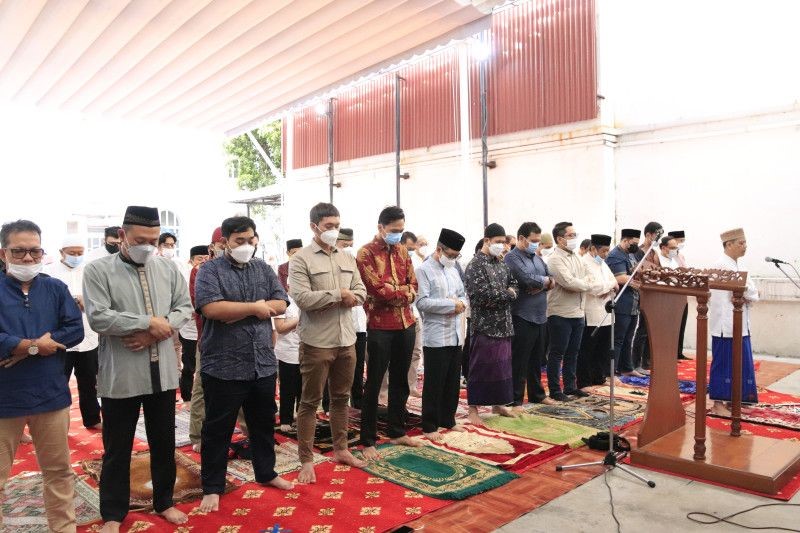 Para WNI melaksanakan shalat Idul Fitri di Kedutaan Besar Republik Indonesia (KBRI) Hanoi di Vietnam pada Lebaran 2022.