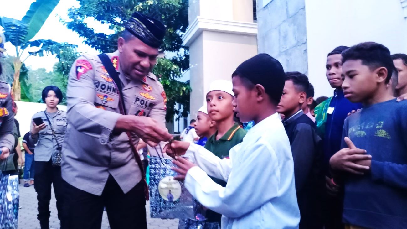 Kapolda NTT Irjen  Johni Asadoma membagikan takjil 