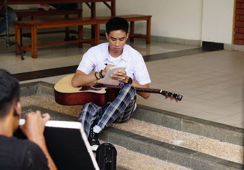 Aksi Devano Danendra saat syuting Season 2 serial My Nerd Girl