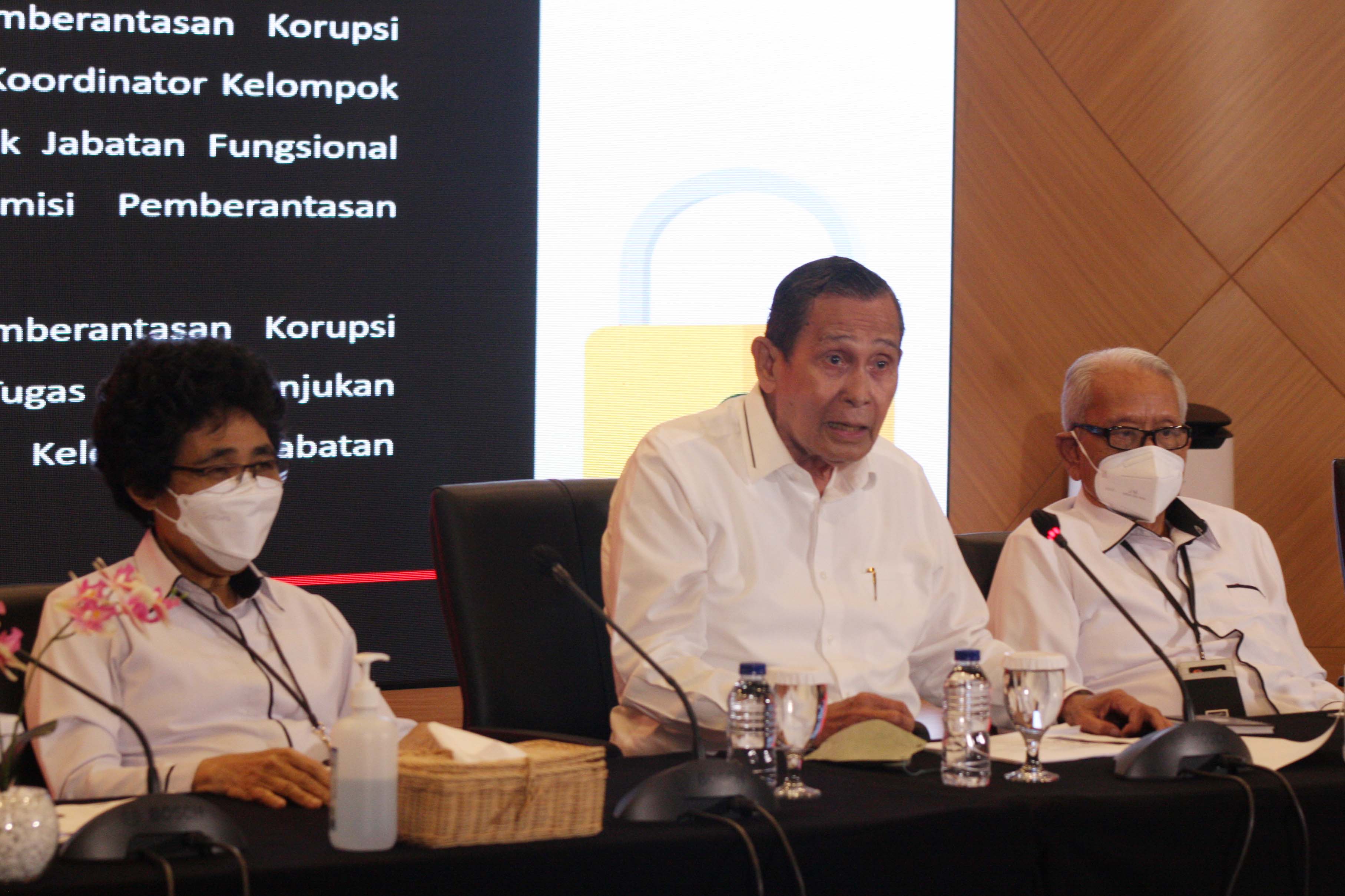 Ketua Dewas KPK Tumpak Hatorangan Pangabean bersama anggota Dewas lainya dari Albertina Ho (kiri) dan Harjono (kanan).