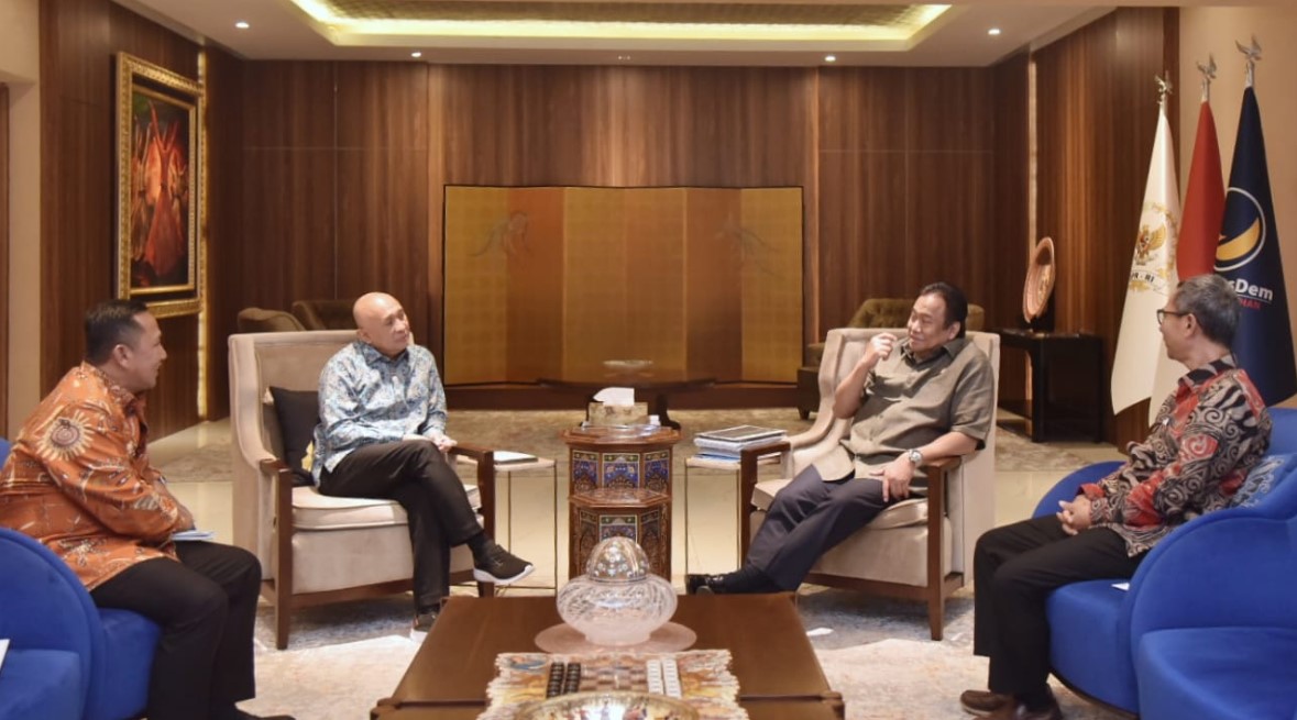 Wakil Ketua DPR RI Bidang Korinbang Rachmat Gobel (kedua dari kanan) bertemu dengan Menteri Koperasi dan UKM Teten Masduki (kedua dari kiri)