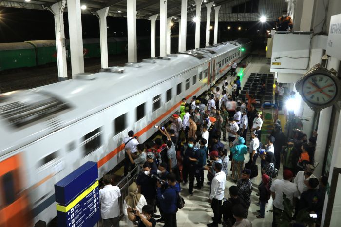 Ilustrasi penumpang bersiap menaiki kereta api