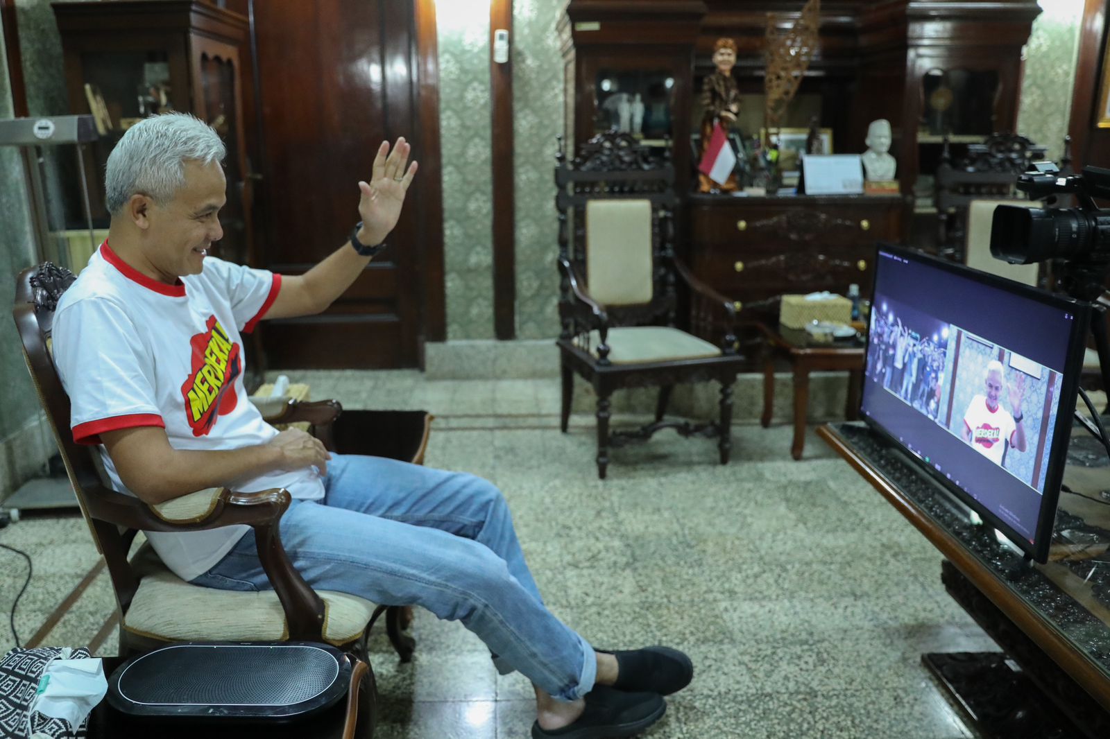 Gubernur Jawa Tengah Ganjar Pranowo menyalami sejumlah pemudik asal Jawa Tengah lewat tayangan video