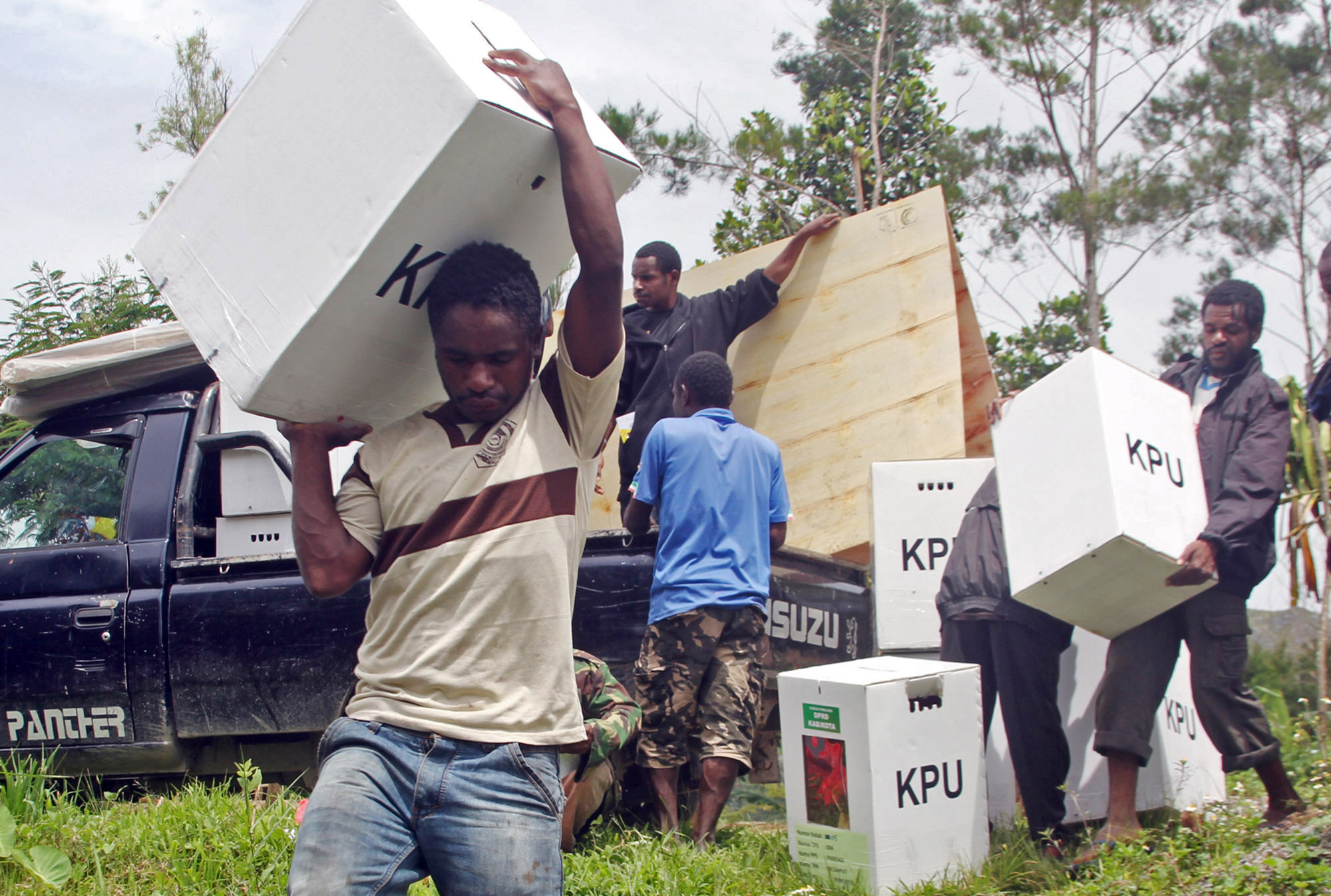 Petugas mengangkat logistik Pemilu ke pelosok-pelosok kampung di Distrik Wesaput, Wamena, Kabupaten Jayawijaya, Papua Pegunungan. 