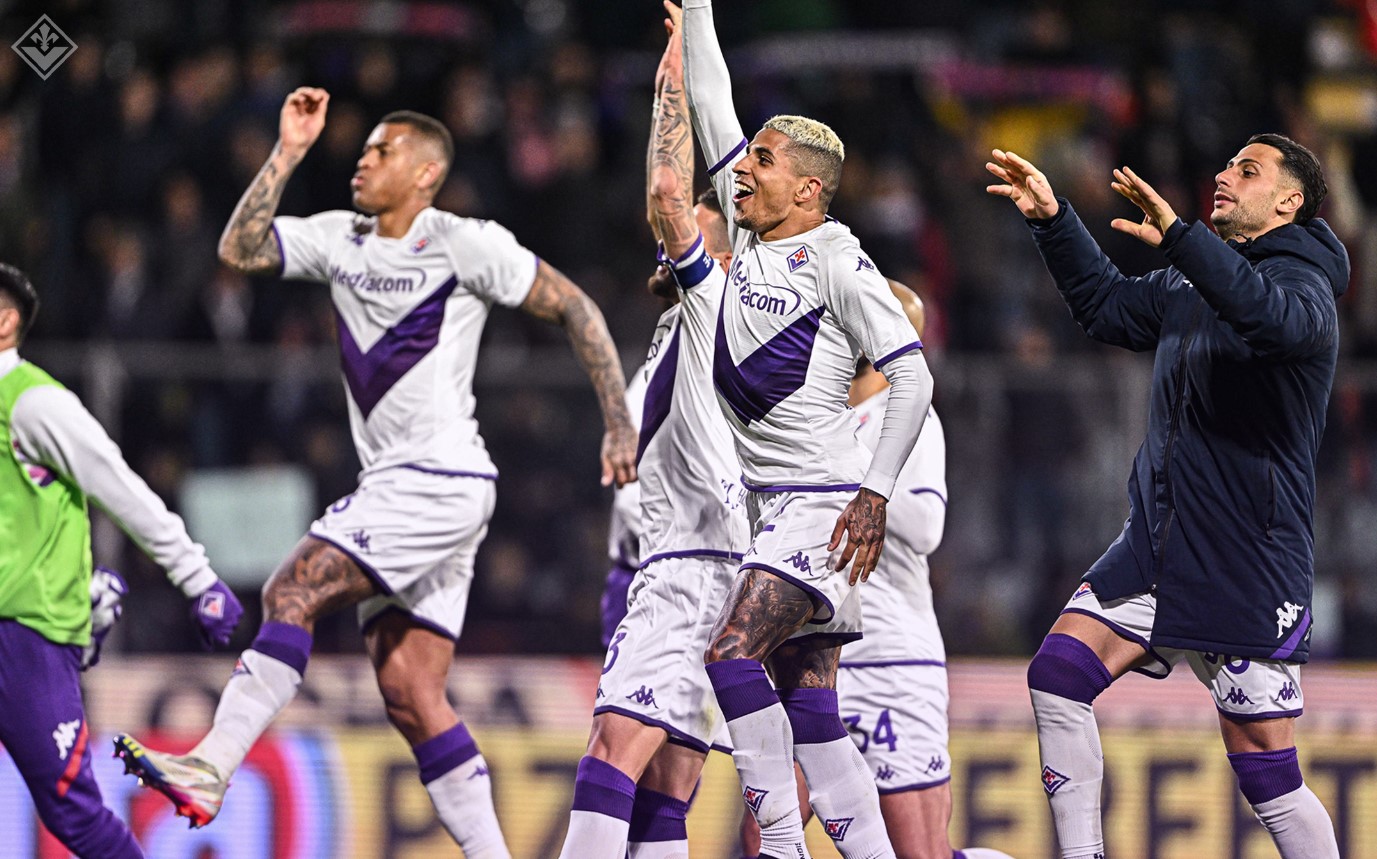 Para pemain Fiorentina melakukan selebrasi usai mengalahkan Cremonese di laga Coppa Italia.