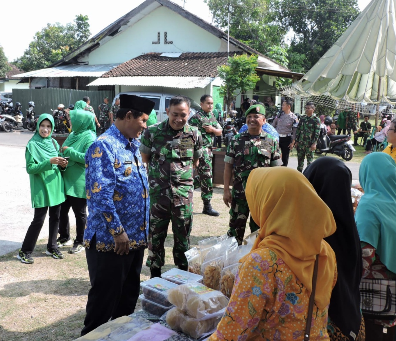 Kodim Klaten menggelar bazar murah untuk warga
