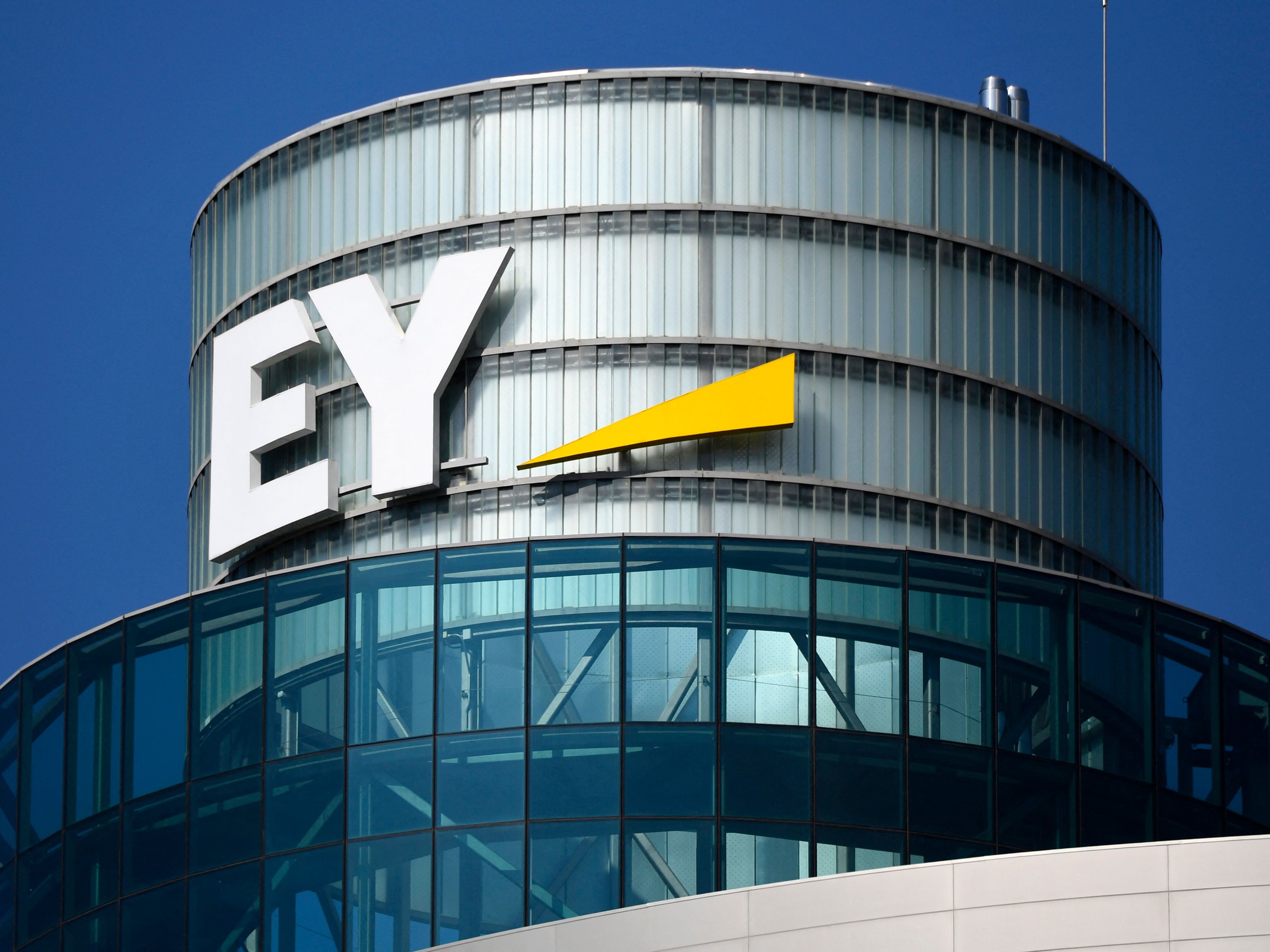 Logo EY (Ernst & Young), firma jasa profesional multinasional di Madrid.