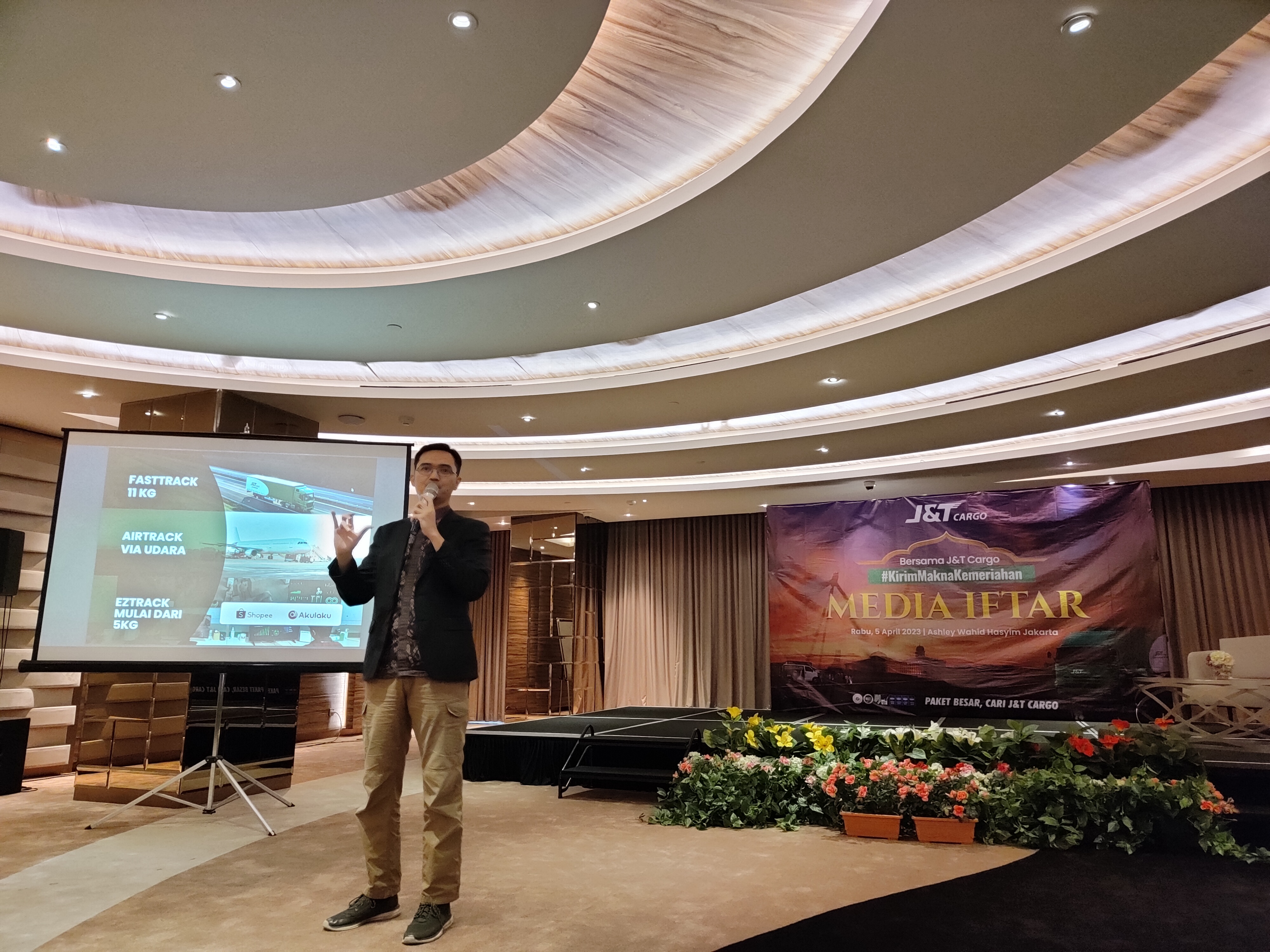 Network Manager J&T Cargo M Said Abdullah memberikan penjelasan mengenai rute pengiriman ke Papua